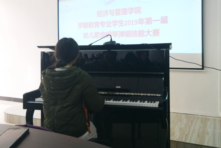 学前教育专业学生“幼儿歌曲钢琴弹唱技能大赛”成功开展(图4)