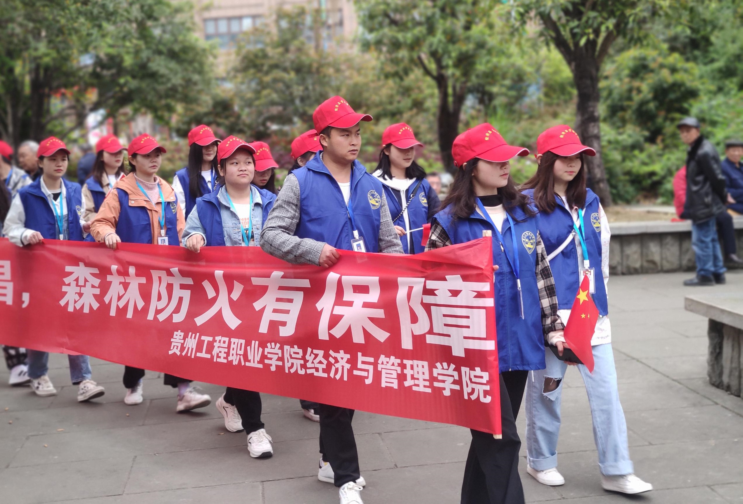 鲜花祭祖要提倡，森林防火有保障(图1)