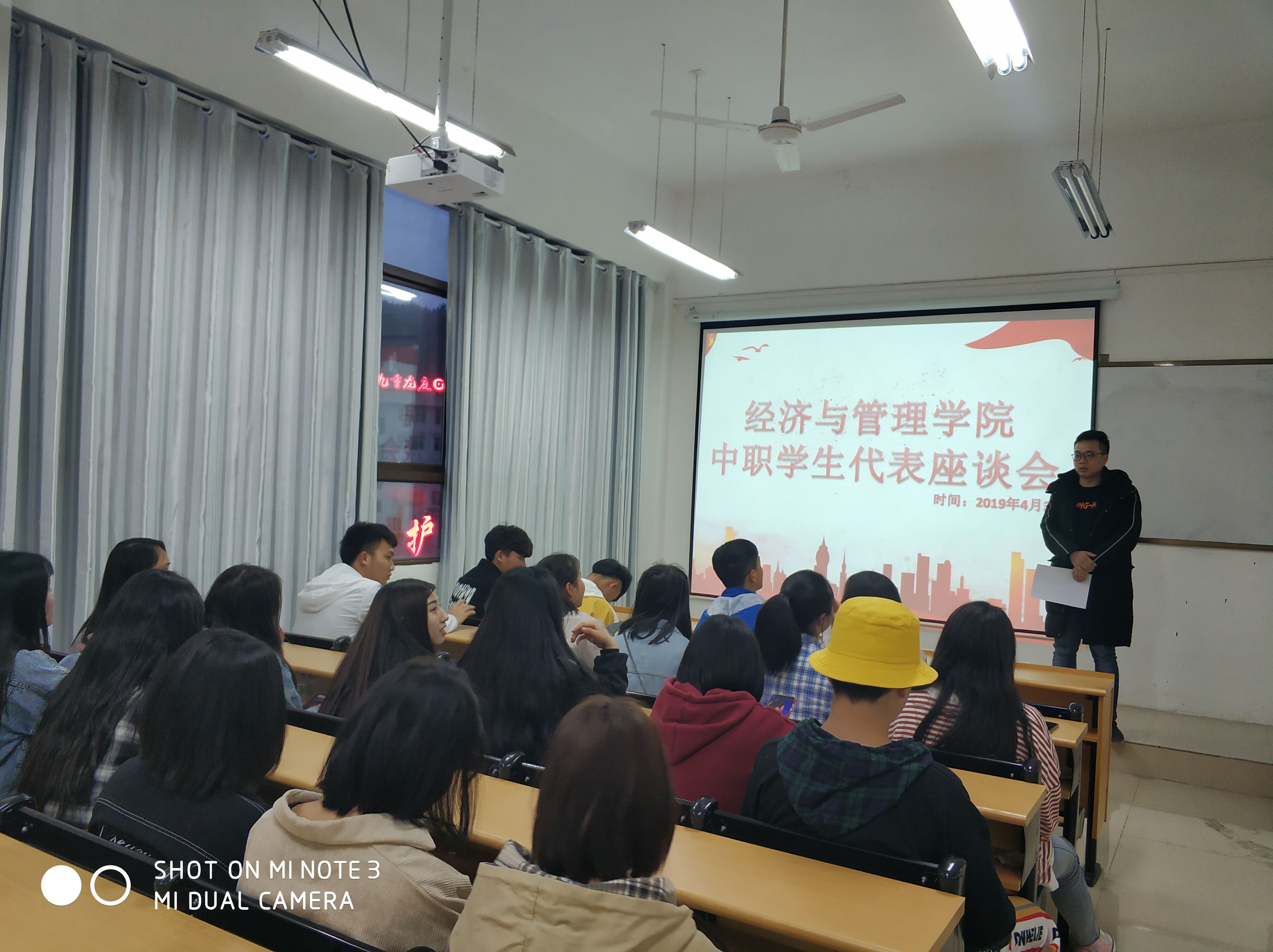 倾听内心声音，关爱学生成长——经管学院组织召开学生座谈会(图2)