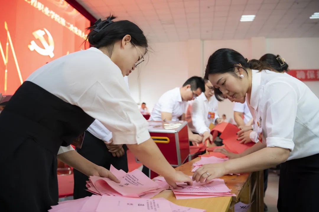 中国共产党贵州工程职业学院召开第二次党员大会(图8)